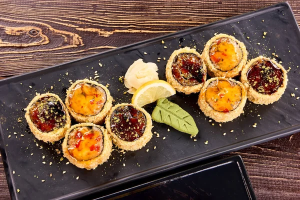 Vista de primer plano superior en rollos de sushi . — Foto de Stock