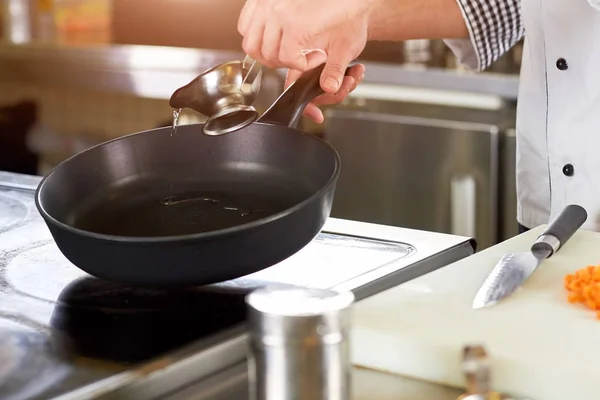 Chef greasing pan with oil. — Stockfoto