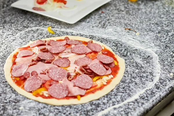 Dilimlenmiş soğuk etli pizza.