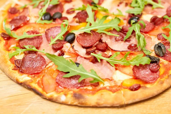 Yakın pişmiş pizza quattro carne kadar.