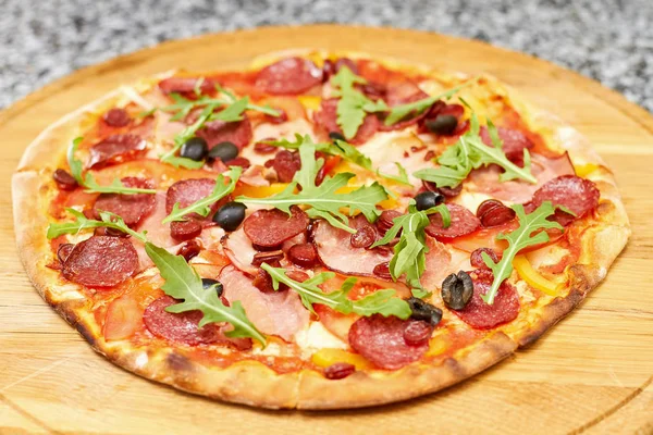 Arugula ile Pepperoni pizza.