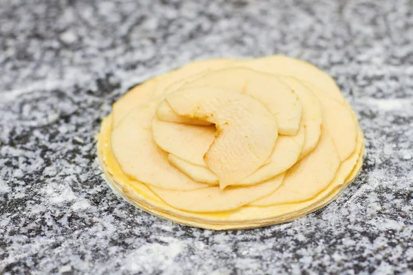 Viele Lagen Apfelscheiben auf Teigbasis. — Stockfoto