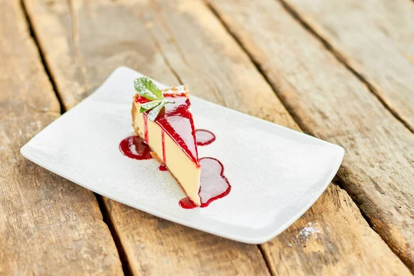 Hazırlanan hizmet dilim cheesecake.