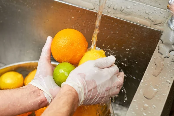 Citrusové plody, mytí ve dřezu. — Stock fotografie