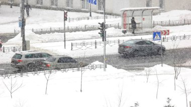 Şehir trafiğinde kış saati.