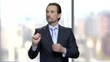 Sanal ekran üzerinde çalışan kendinden emin iş adamı.