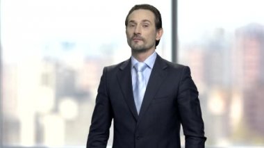 Yakışıklı işadamı biriyle flört. İş takım elbiseli çekici emin maço erkek biri baştan çıkarıyor. Bulanık arka plan.
