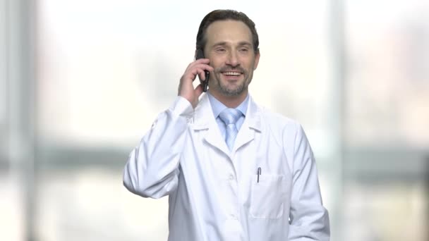 Medico attraente utilizzando il telefono cellulare . — Video Stock
