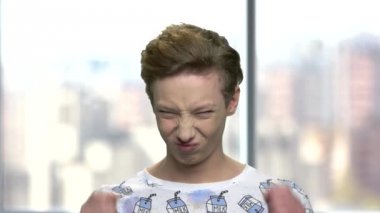 Genç çocuk komik surat yapıyor..