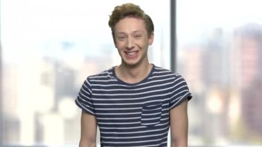 Arka plan bulanık duygusal genç çocuk.