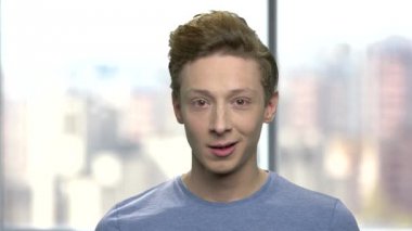 Yakışıklı beyaz genç çocuk portresi.