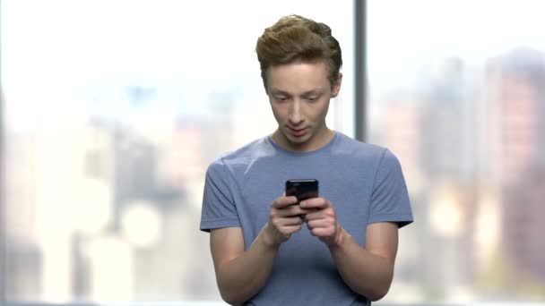 Adolescent guy à l'aide smartphone. — Video