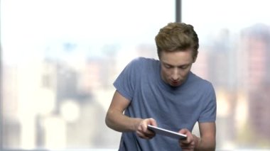 Online oyun oynayan genç çocuk.