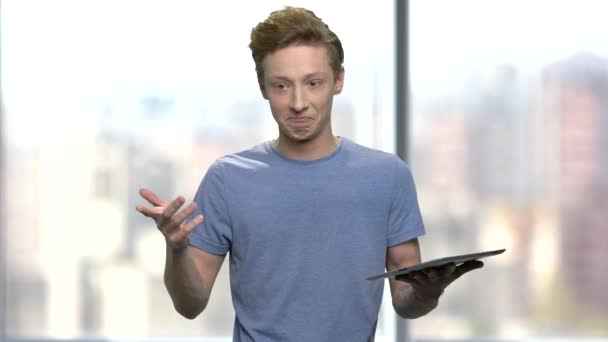 Fiatal ember, tablet pc, amely egy előadás. — Stock videók