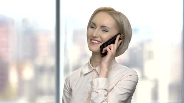 Jovem mulher de negócios falando no telefone celular. — Vídeo de Stock