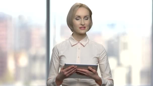Mooie vrouw luidspreker met behulp van digitale tablet. — Stockvideo