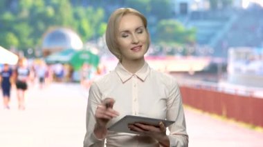 Kalemle bir tablet üzerinde çalışan iş kadın.