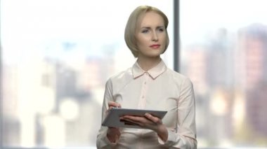 İş kadını PC tablet üzerinde çizim.