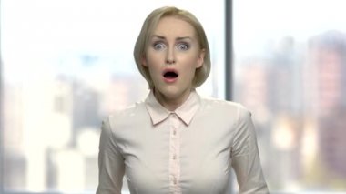 Korkmuş orta yaşlı iş kadın portresi.