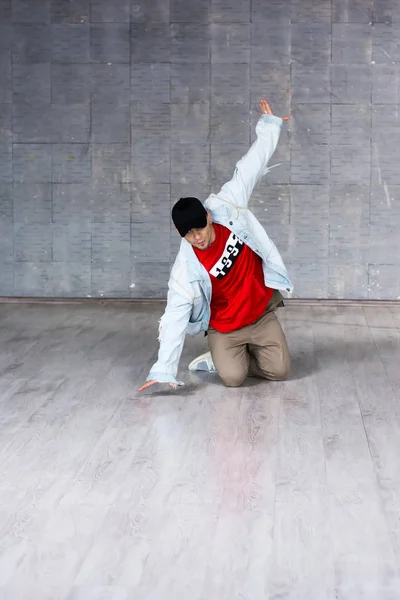Young handsome dancer on floor. — Stock Photo, Image