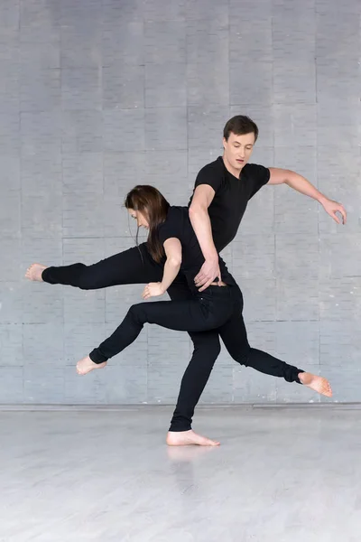 Due giovani ballerini in azione . — Foto Stock