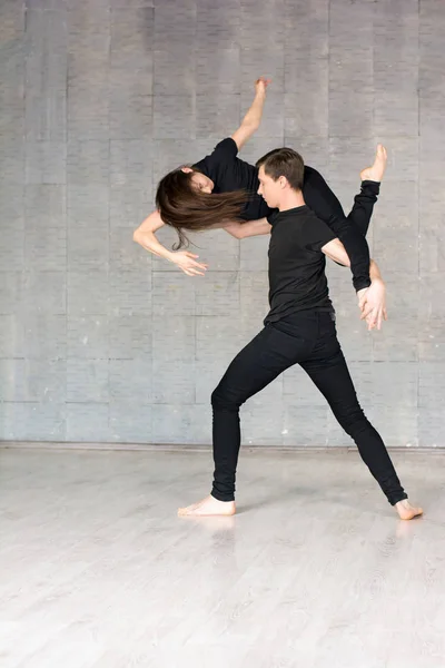 ダイナミックなポーズで踊る若いカップル. — ストック写真