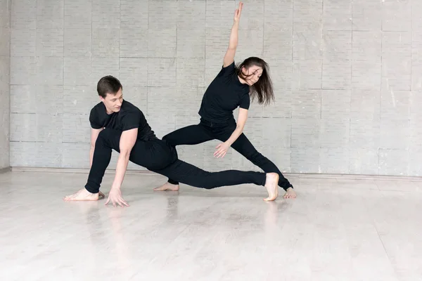 Niño y niña en danza contemporánea . — Foto de Stock