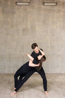 Genç çift performans gösteren Romantik dans.