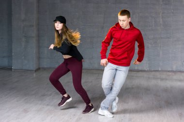 Modern stili dansçılar hip-hop yapmak.