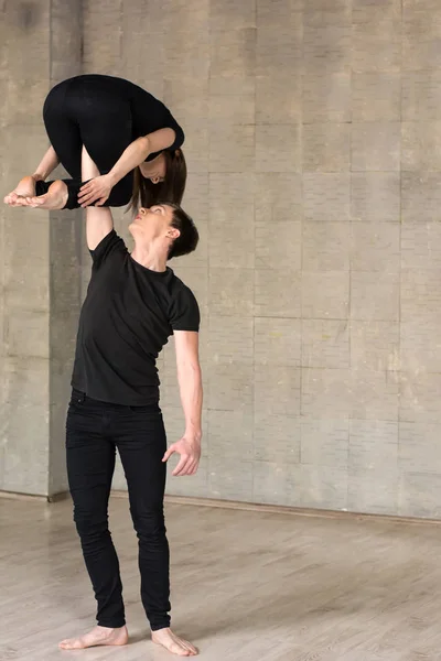 Pareja bailando sobre fondo de pared . — Foto de Stock