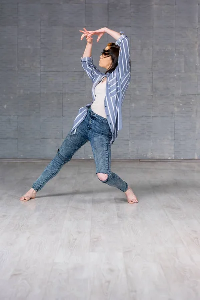 Young female dancer in movement. — Stock Photo, Image