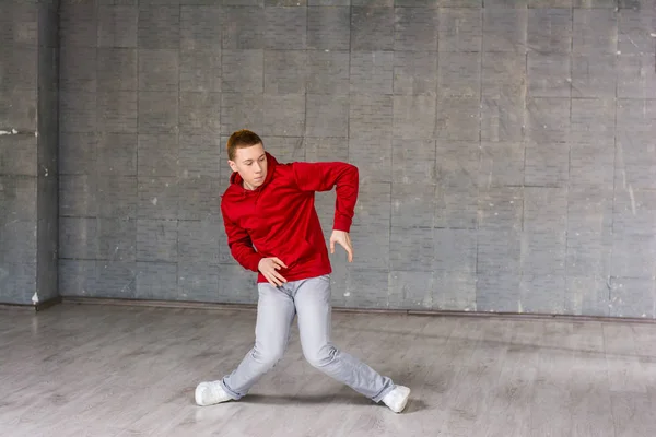 Young stylish rap performer is dancing. — Stock Photo, Image