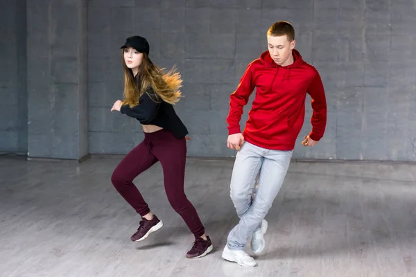 Bailarines de estilo moderno que realizan hip-hop . —  Fotos de Stock