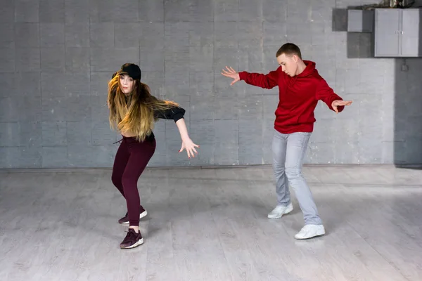 Atractiva pareja casual bailando hip-hop . — Foto de Stock