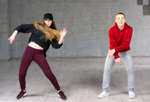 Pareja de bailarines en acción . — Foto de Stock