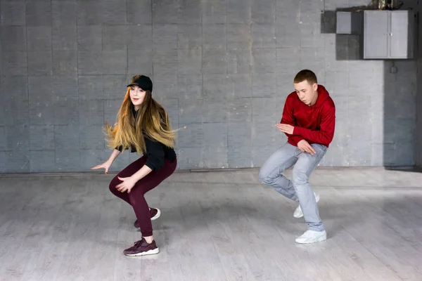 Atractiva pareja bailando danza social . —  Fotos de Stock