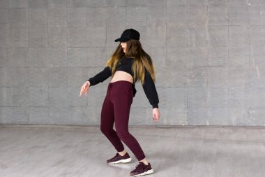 Modern stil dansçı dans ediyor.