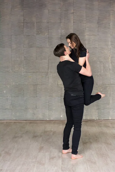 Chico sosteniendo mujer en danza . — Foto de Stock