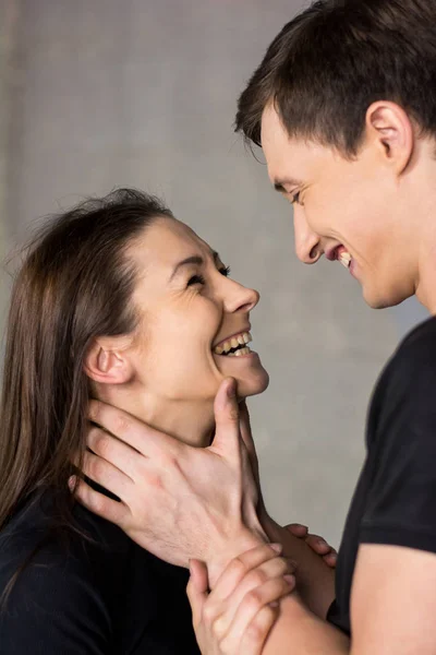 Retrato de jóvenes riendo pareja de amantes . —  Fotos de Stock