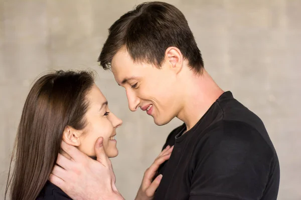 Casal atraente de jovens amantes . — Fotografia de Stock