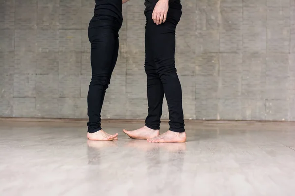 Dos bailarines sobre fondo gris . — Foto de Stock