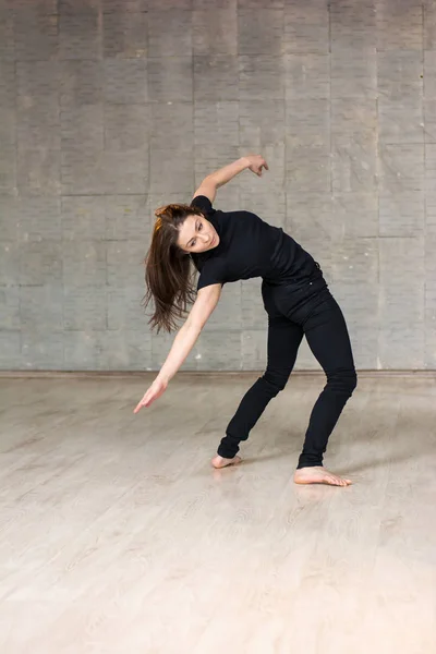 Mujer urbana bailando en estudio . — Foto de Stock