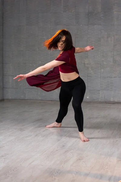 Mujer joven realizando danza moderna . — Foto de Stock