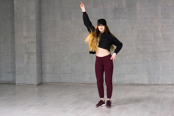 Joven bailarina de hip-hop levantó la mano . — Foto de Stock