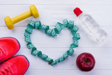 Beyaz ahşap zemin üzerinde Spor donatımı.