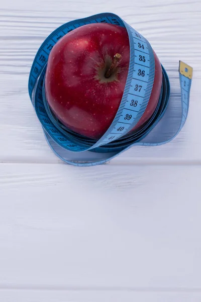 Äpple med mäta band och kopiera utrymme. — Stockfoto
