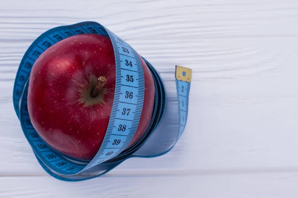 Äpple och måttband. — Stockfoto