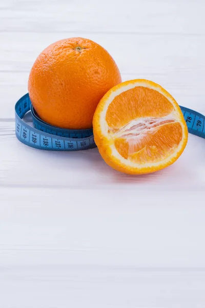 Здоровые фрукты апельсинов и измерительная лента . — стоковое фото