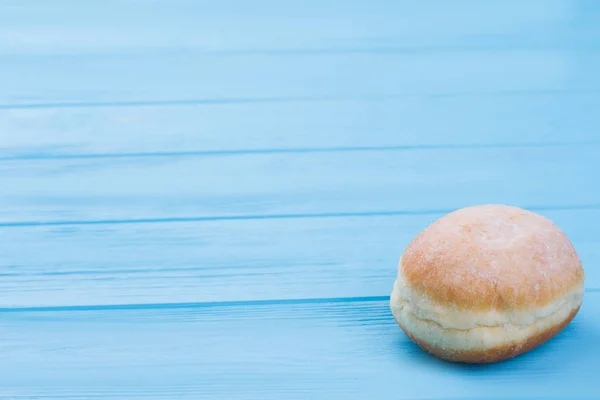 Свежеиспечённый пончик с сахарной пудрой . — стоковое фото