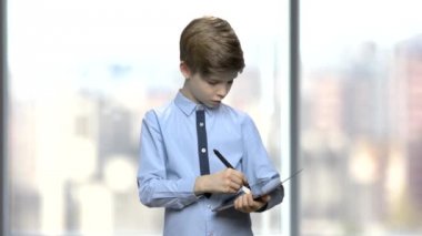 Akıllı çocuk Tablet PC'de çizim.